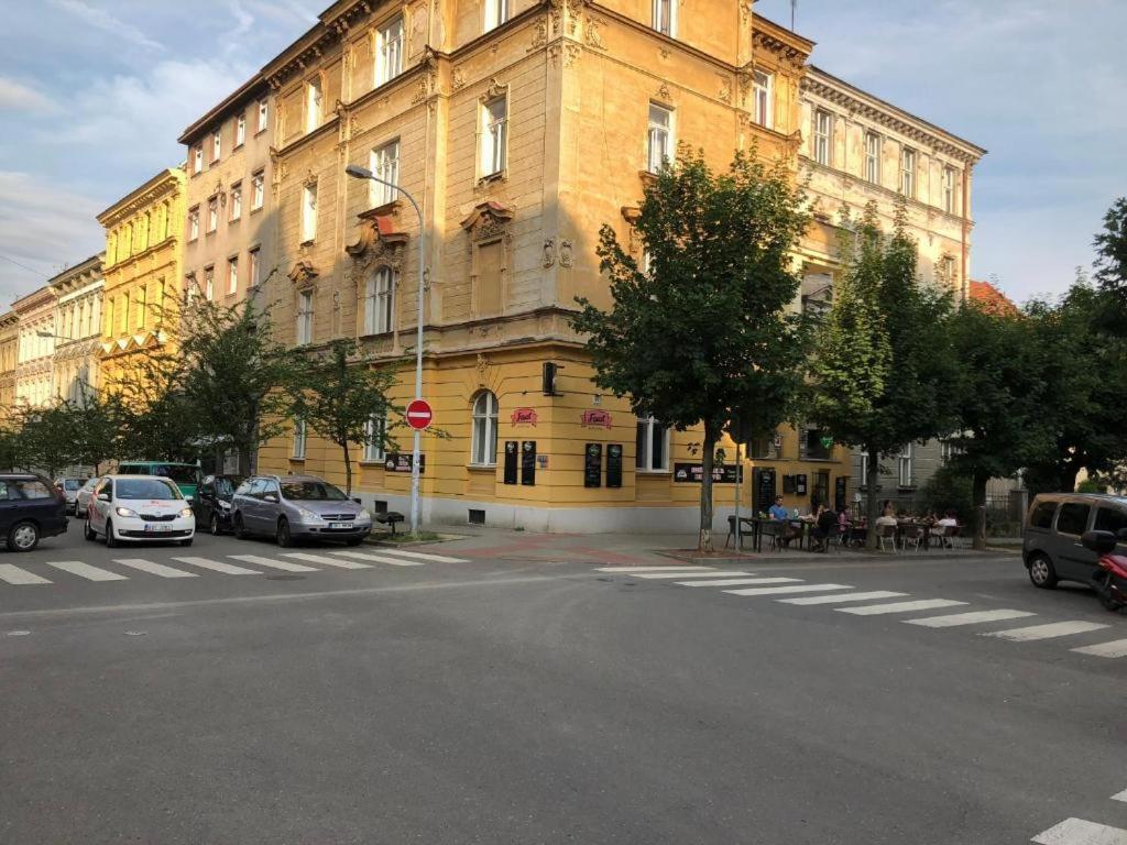 Rooms Veveri - Uvoz, 10 Min Peski Do Centru Brno Exterior photo